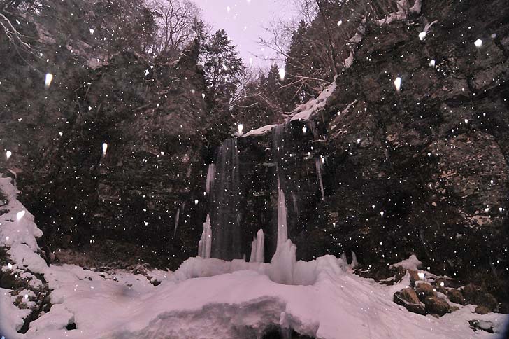雪の夫婦滝
